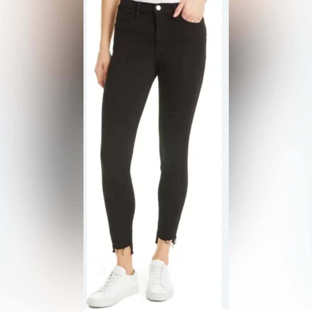 Frame le Skinny de Jeanne raw hem jeans. Women‎ size 30. Black.